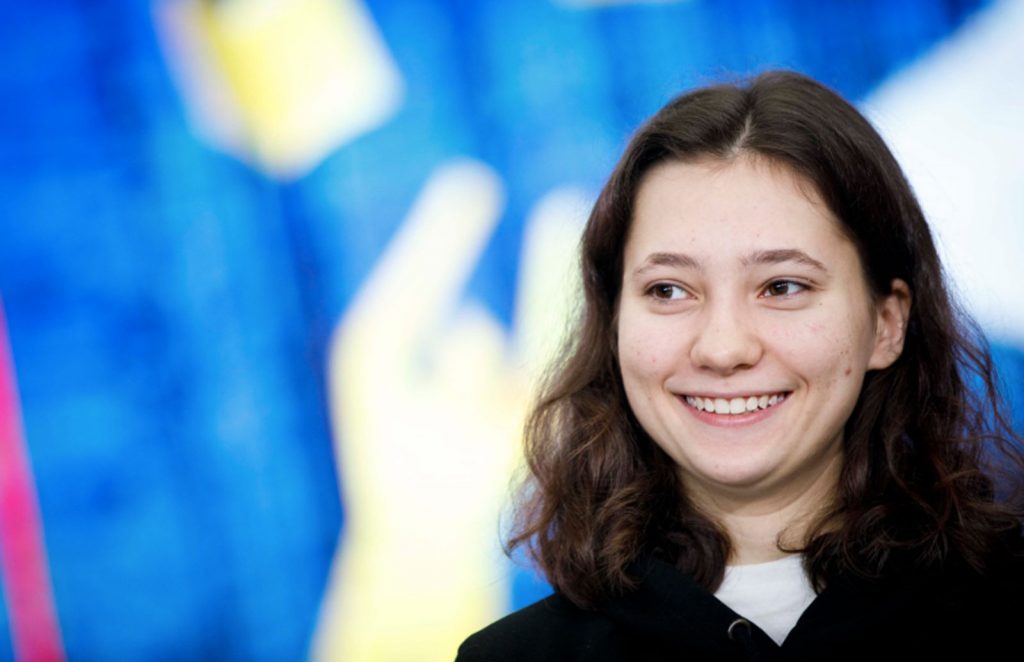 Olga Misik è una giovane attivista pro-democrazia russa, nota per la sua opposizione al regime autocratico di Putin. È divenuta celebre per aver letto la Costituzione russa, in segno di protesta, a dei poliziotti in tenuta antisommossa durante una manifestazione del 2019.