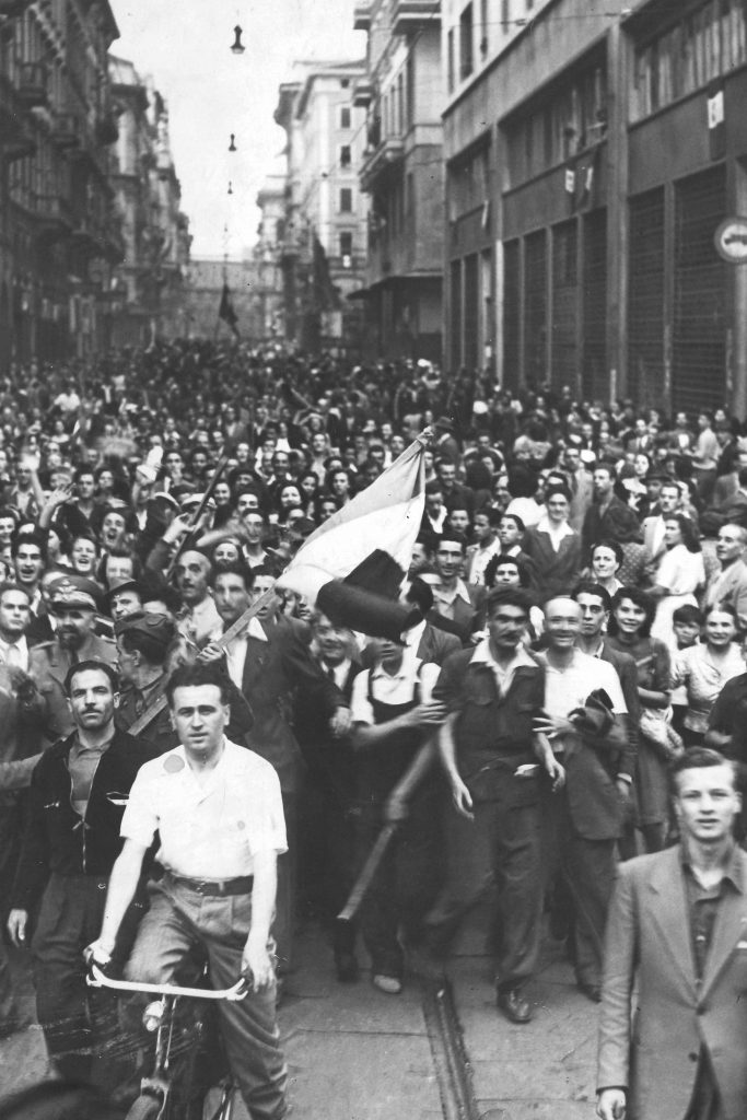 PIAZZA DUOMO, APRILE 1945 - L'alba della libertà
