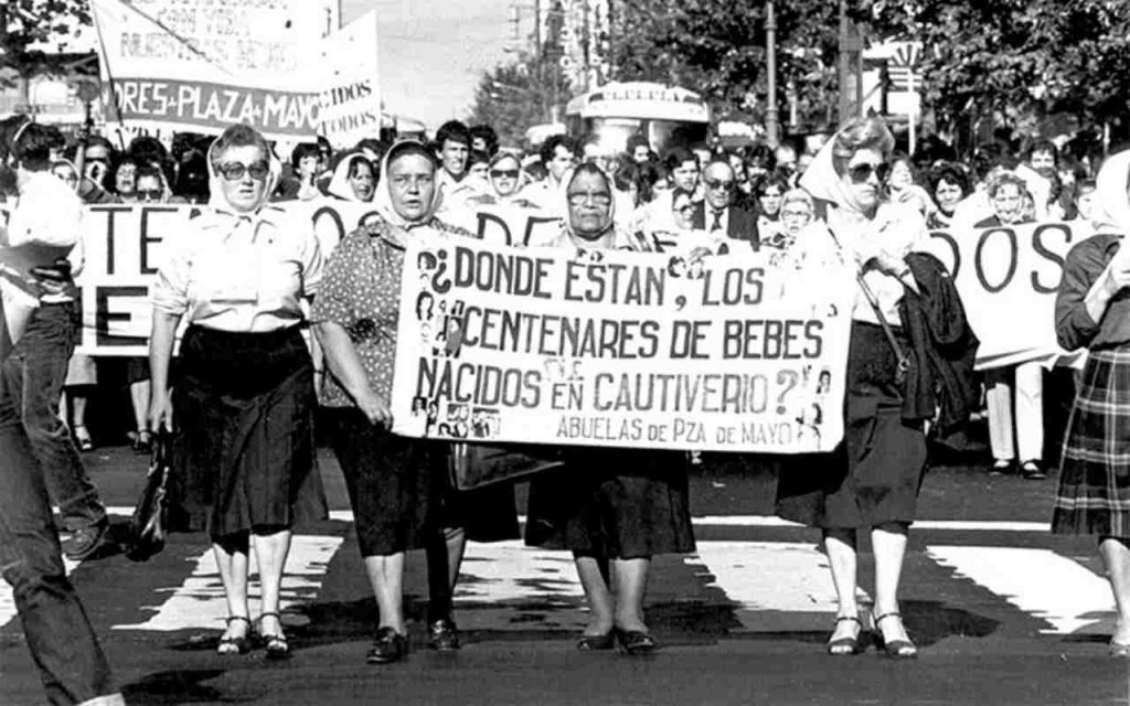Il 30 aprile 1977 sedici donne, madri di ragazzi e ragazze arrestati e fatti scomparire dalla polizia, si recano in Plaza de Mayo per chiedere notizie dei propri figli. Da allora ogni giovedì pomeriggio le madri di Plaza de Mayo si sono ritrovate in quella piazza per chiedere verità e giustizia per i loro cari.