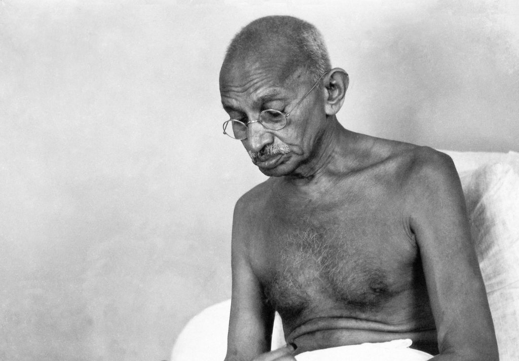 Noto come il “Mahatma”, Gandhi fu un politico e filosofo indiano. Fu fra i leader del movimento indipendentista dell’India e si rese protagonista di azioni dimostrative e simboliche che sensibilizzarono la comunità internazionale sulla condizione del suo paese.
