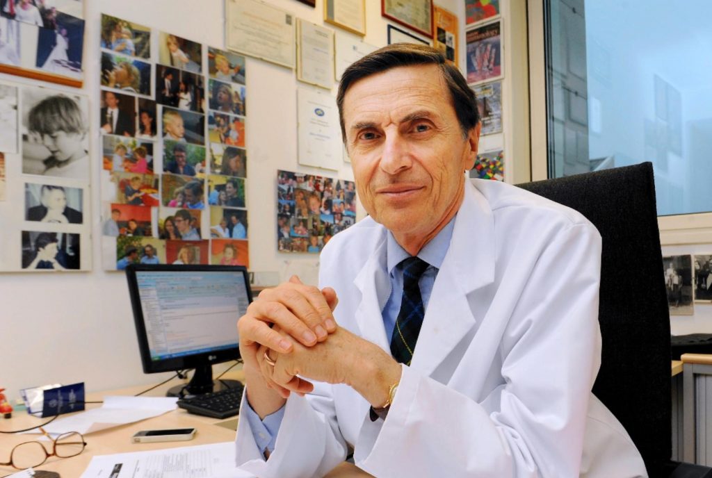 Alberto Mantovani è un oncologo e immunologo, uno dei più autorevoli scienziati italiani. Buona parte dei suoi studi si sono concentrati sulla ricerca di cure per il cancro, principalmente fondate sull’uso di particolari proteine e dei macrofagi.
