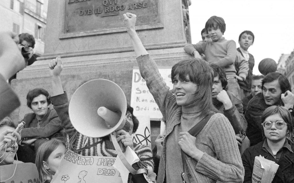 L’8 marzo 1972 si è svolto il primo grande raduno femminista in Italia. Ventimila donne si sono ritrovate per manifestare a favore della legalizzazione dell’aborto, per la liberazione omosessuale e contro una visione maschilista del matrimonio.
