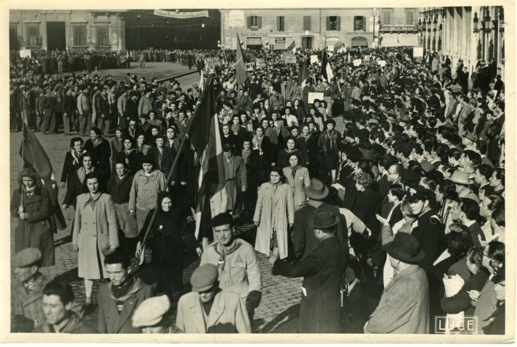 3.5-Partigiane-sfilano-I°-Congresso-naz.-Resistenza-Roma-6-7-dicembre-1944-Archivio-Secchia_fronte-1024x688