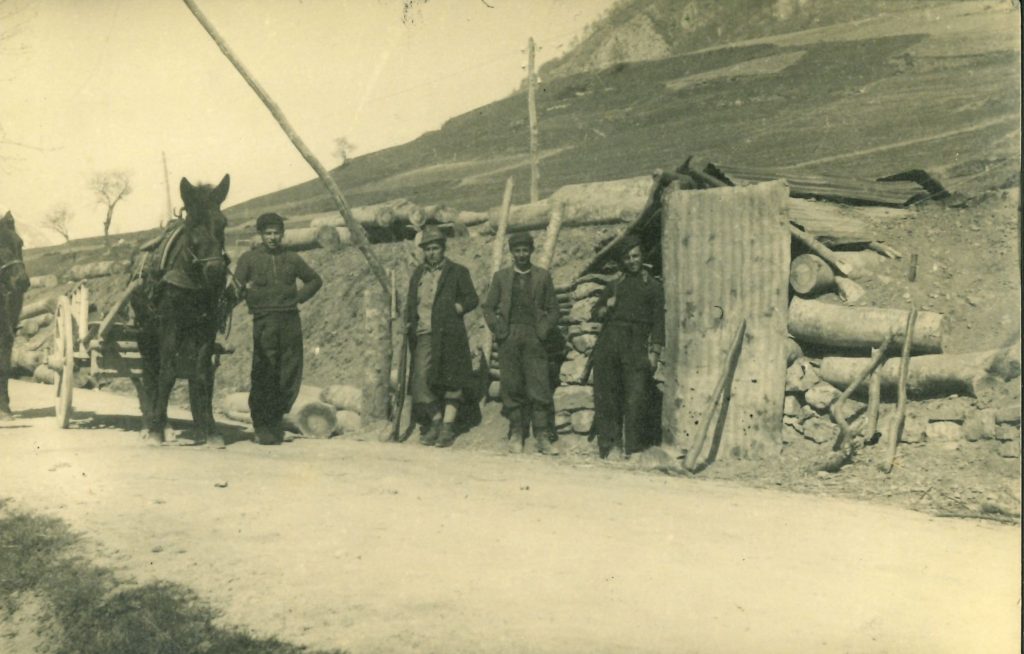 Foto-7_Un-posto-di-controllo-partigiano-allimbocco-del-Vallone-dellArma-Cuneo-nel-marzo-1944-Archivio-Valiani-1024x654