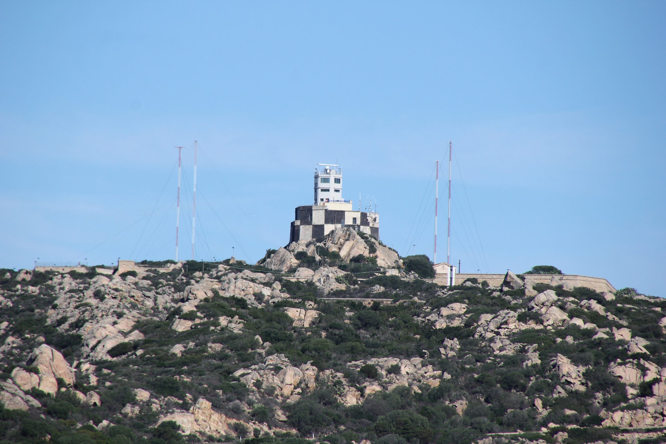 3840px-La_Maddalena,_stazione_meteorologica_di_Guardiavecchia_(04)